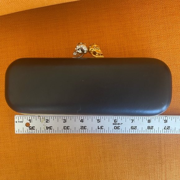 VINTAGE BLACK/WHITE TWIN Skull Clasp Clutch - Picture 4 of 16